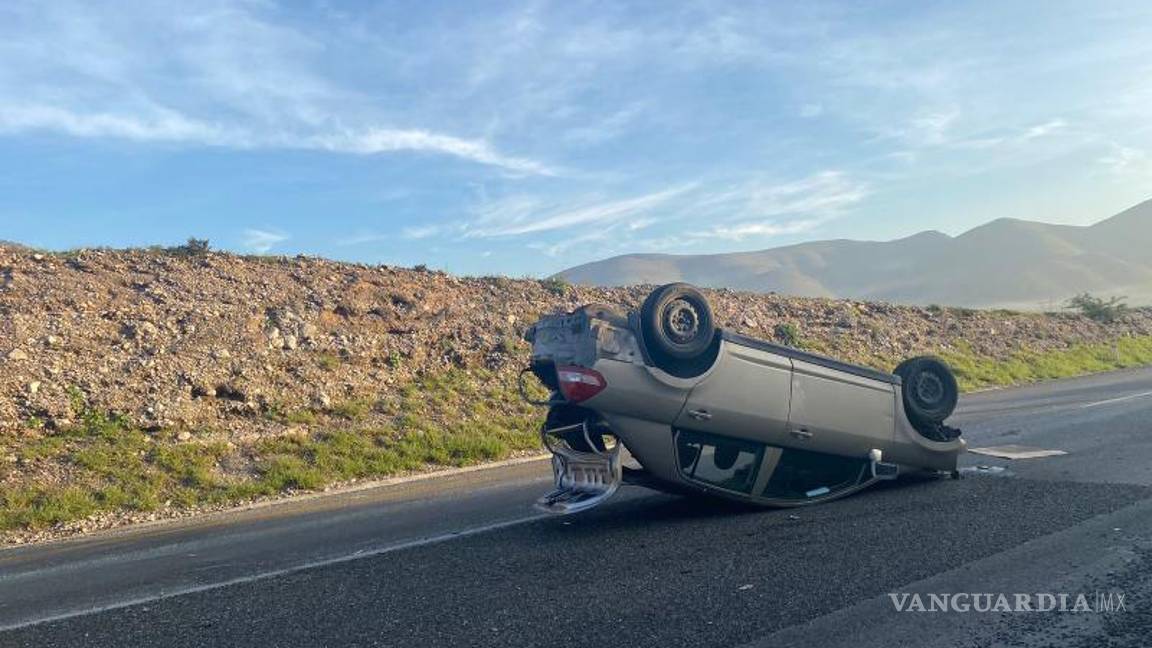 $!Empleados de un negocio cercano y otros testigos ayudaron al conductor del Tiida tras el accidente.