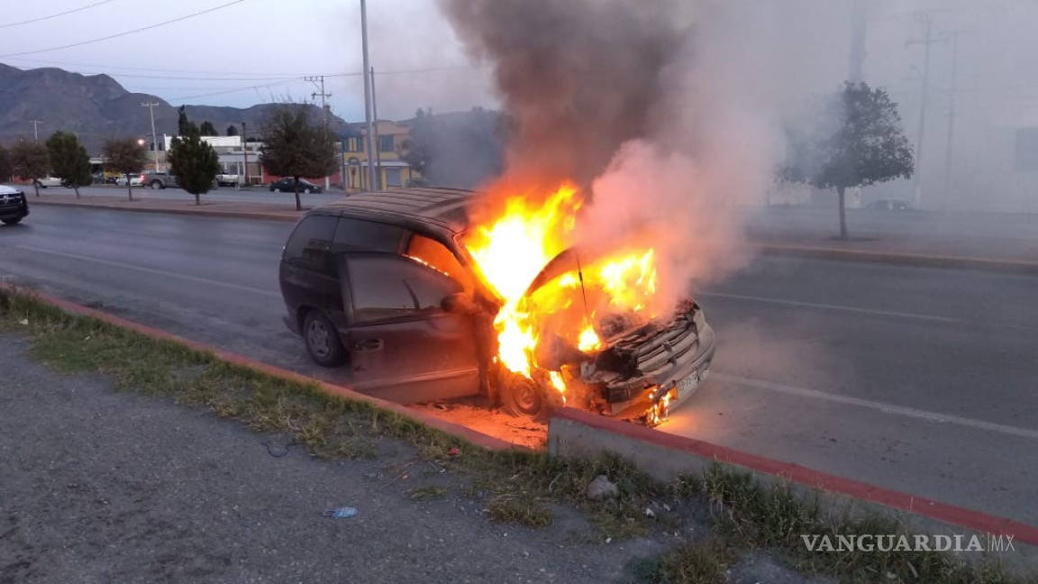 Camioneta fue consumida por las llamas en calzada Madero de Saltillo