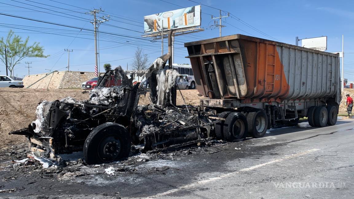 Arde tráiler en Ramos Arizpe; conductor sobrevive