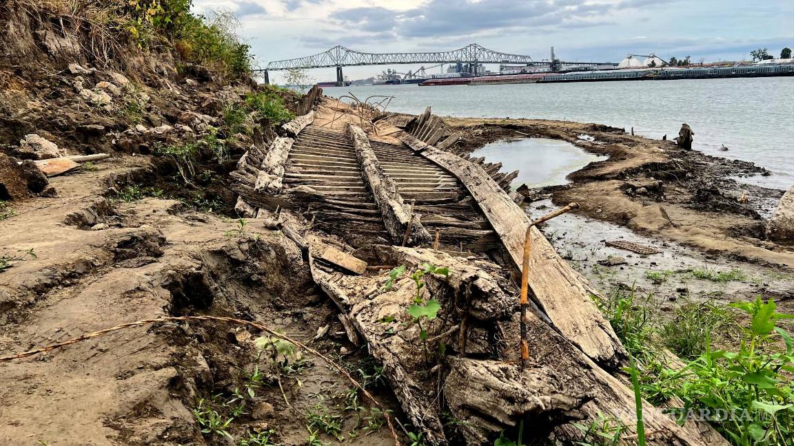 $!Los restos de un barco yacen a orillas del río Mississippi en Baton Rouge, Luisiana.