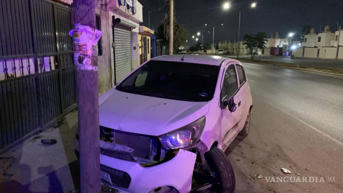 $!La conductora impactó primero un Chevrolet Spark estacionado antes de perder el control.