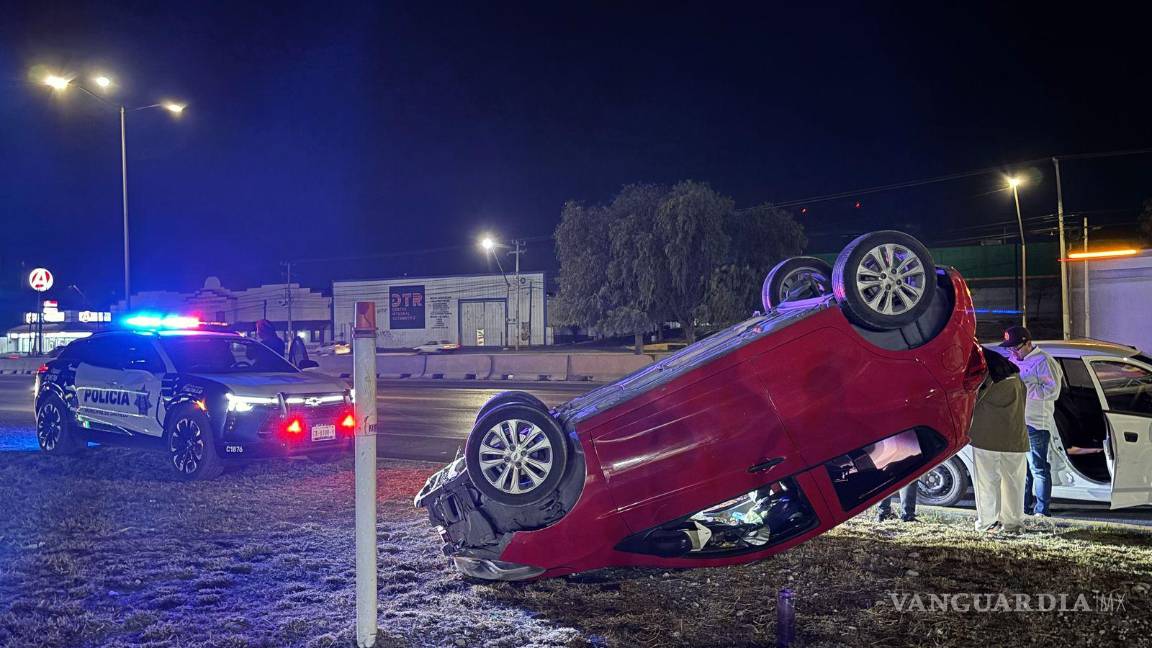 $!Un conductor volcó su vehículo compacto al intentar esquivar los restos de concreto desplazados por el primer choque.