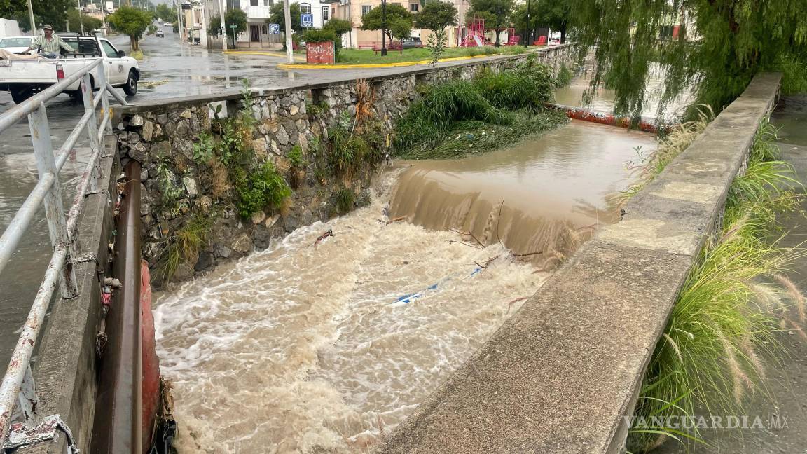 $!El cruce de Los Pastores y Paseo de la Reforma reportó niveles de agua de hasta medio metro, lo que dejó sin paso varios accesos vecinales.
