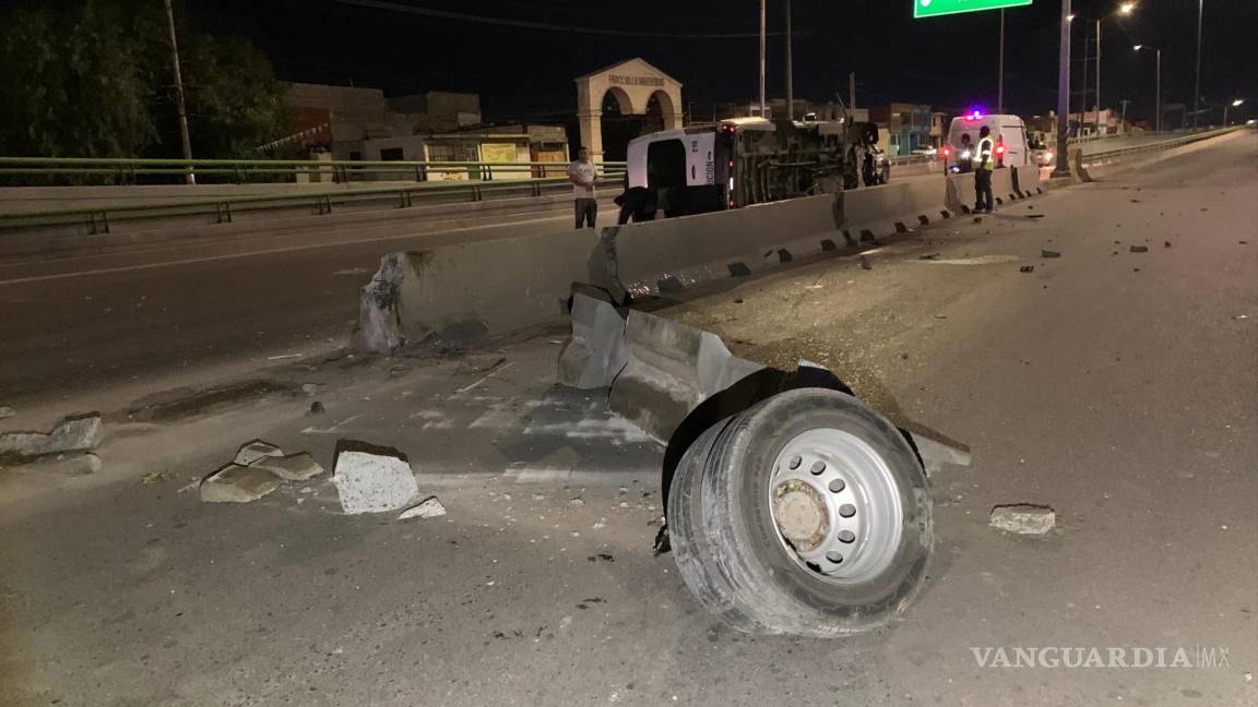 Camioneta choca y ‘vuela’ transporte de personal en periférico LEA de Saltillo; operador resulta lesionado