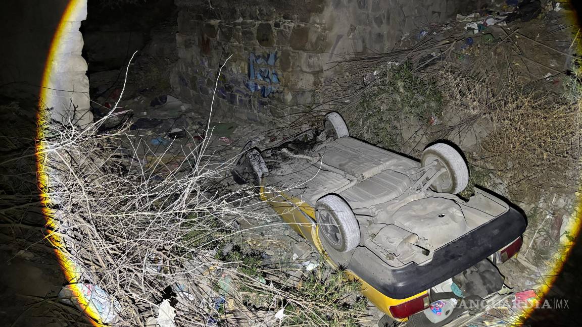 $!Elementos de Tránsito Municipal inspeccionaron el vehículo al no saber si había personas en su interior.