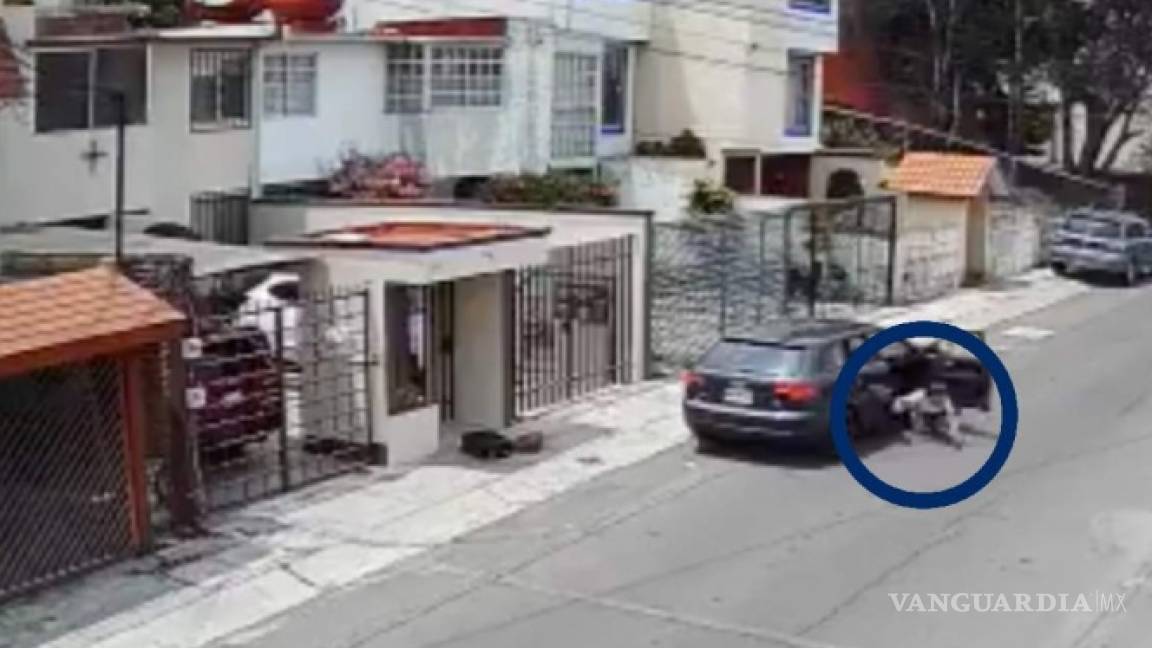 Avienta a su novia del auto, luego regresó por ella (video)