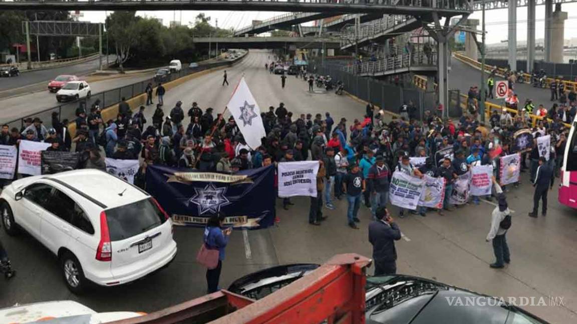 $!Bloquean policías federales inmediaciones del Aeropuerto Internacional de la CDMX