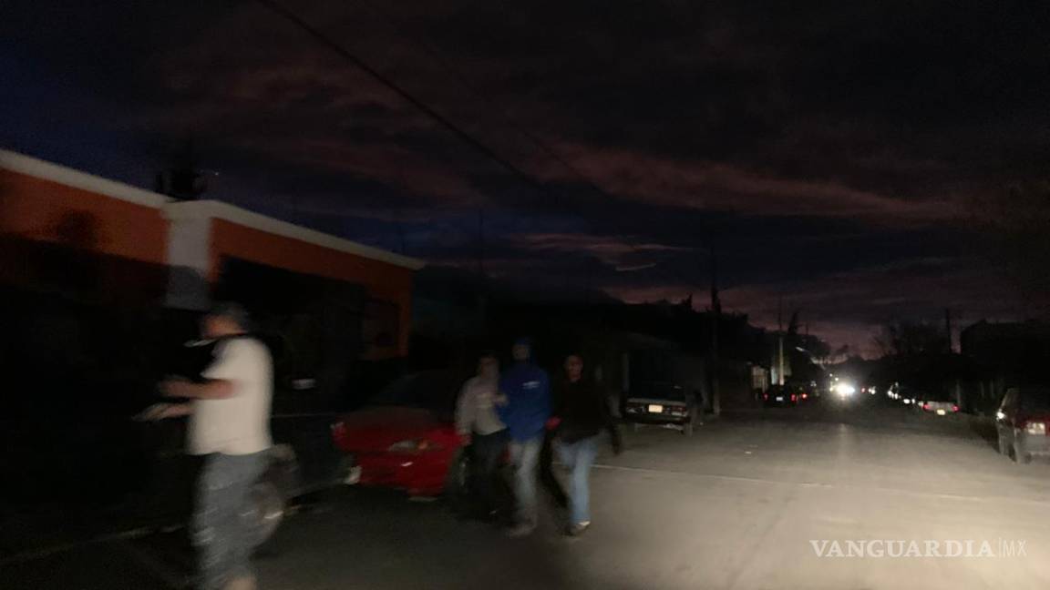 $!Fuertes vientos tumban parte de la fachada de un edificio en la zona Centro de Saltillo