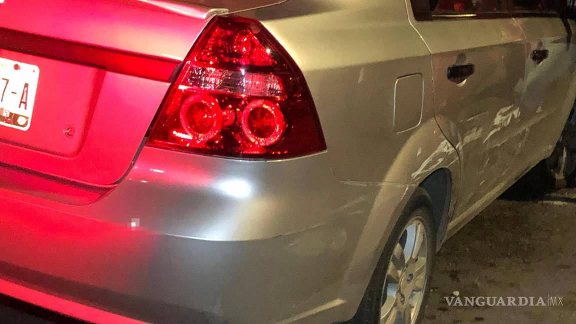 $!El Chevrolet Aveo del joven muestra los estragos de la colisión con varios taxis en Saltillo.