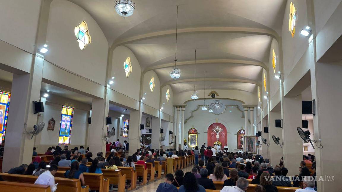 Celebran saltillenses 60 aniversario de la Parroquia Perpetuo Socorro; dan inicio a rosarios de la Guadalupana