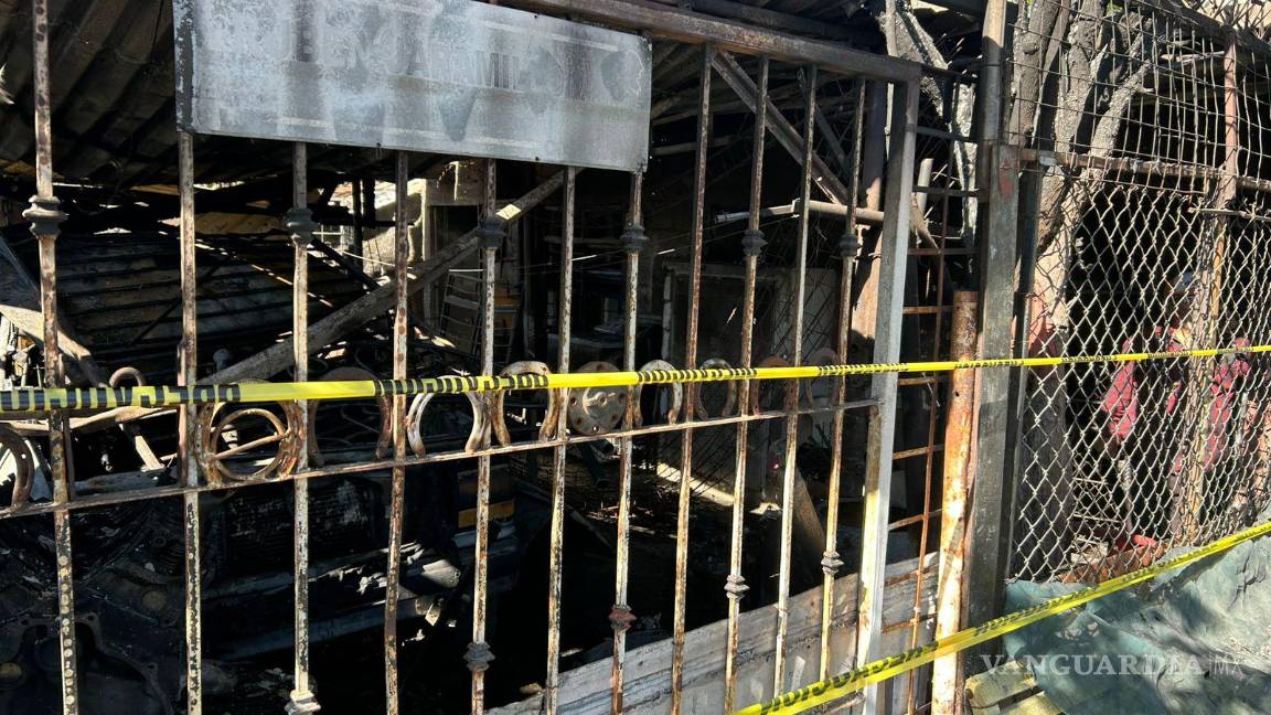 $!Autoridades realizaron las diligencias tras localizar los cuerpos entre los restos del inmueble.