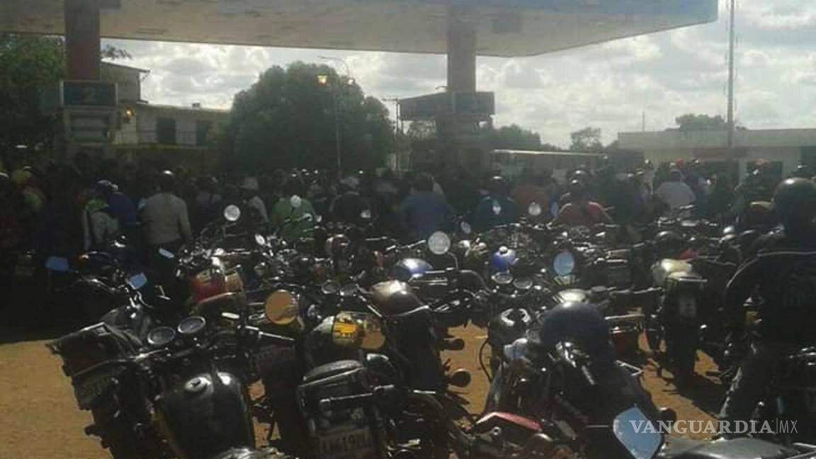 $!Más de 24 horas de espera para gasolina en Venezuela