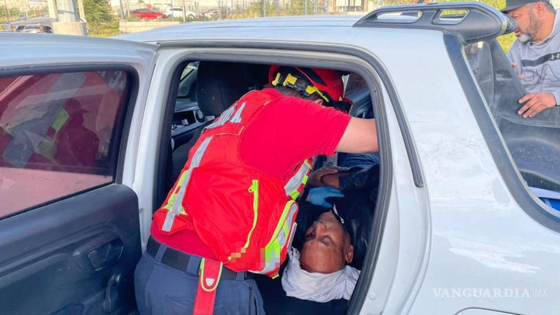 $!Dos personas fueron transportadas a hospitales cercanos para su evaluación médica luego del accidente en la carretera a Monclova.