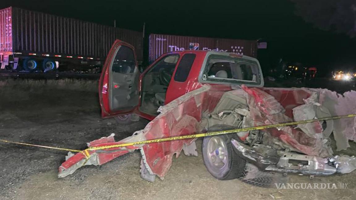 $!La camioneta Ford Lobo quedó fuera del camino después del primer impacto.