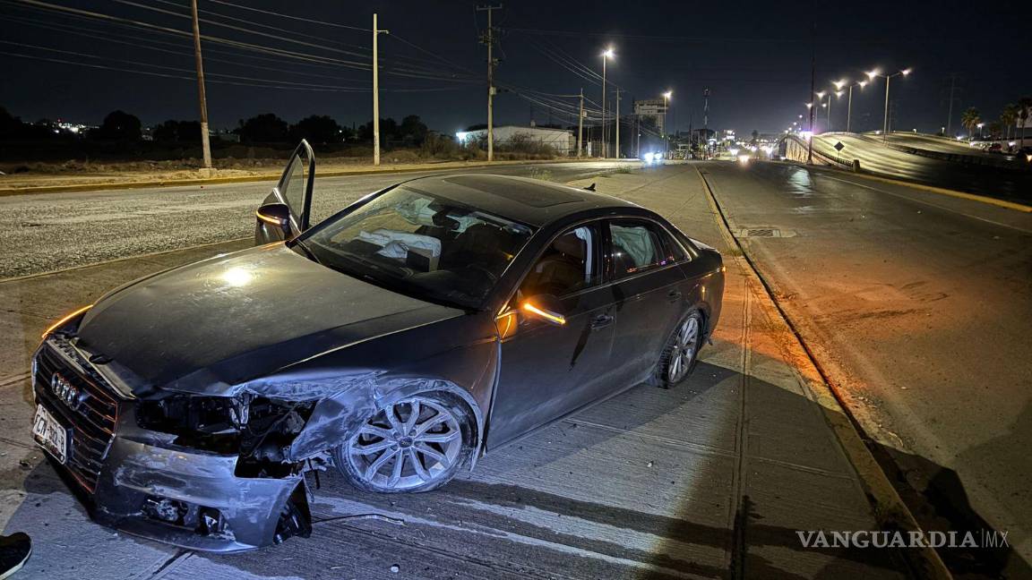 $!Un Audi A4 colisionó minutos después al no percatarse de los restos del muro de contención.