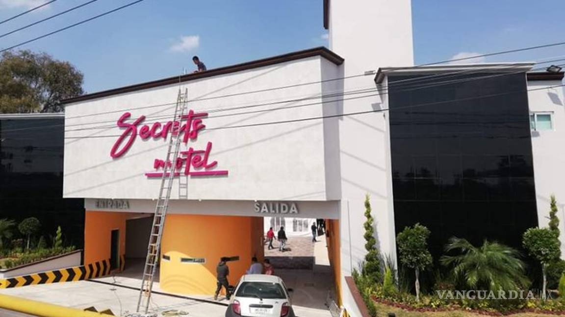 $!Un padre bendijo los cuartos de un motel, para "librar a parejas del pecado"
