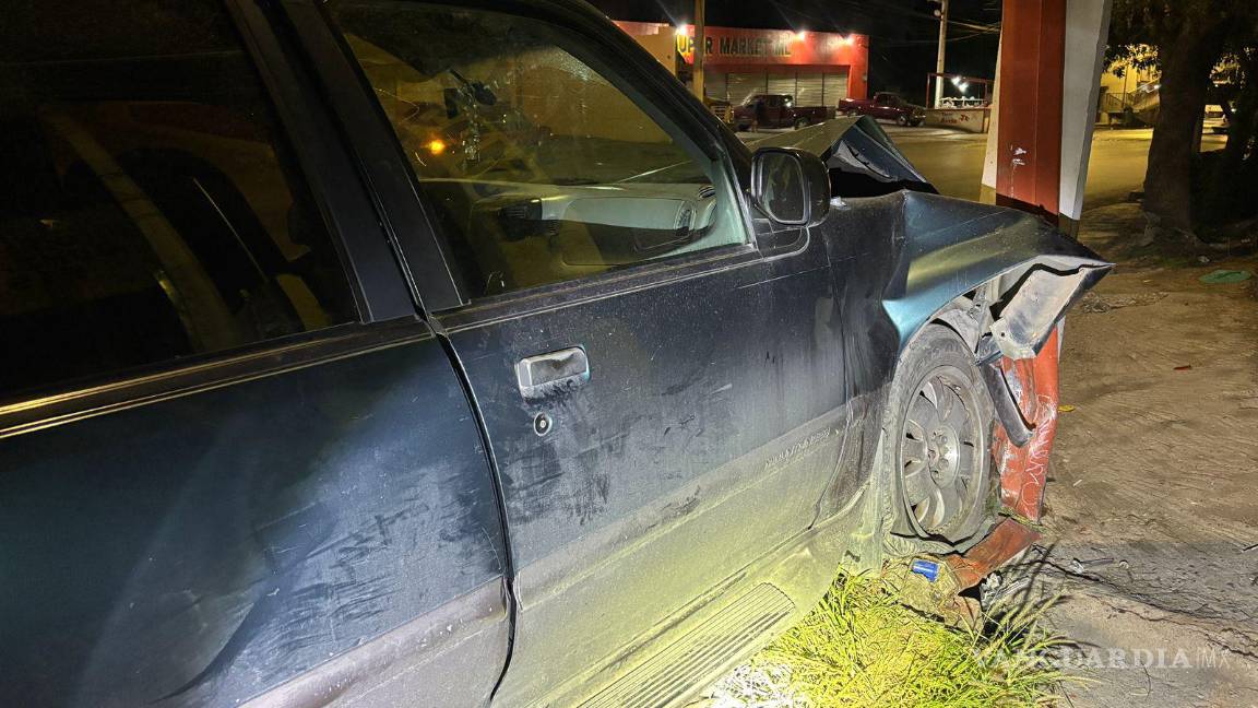 $!El vehículo Mercury terminó con severos daños frontales tras el choque.