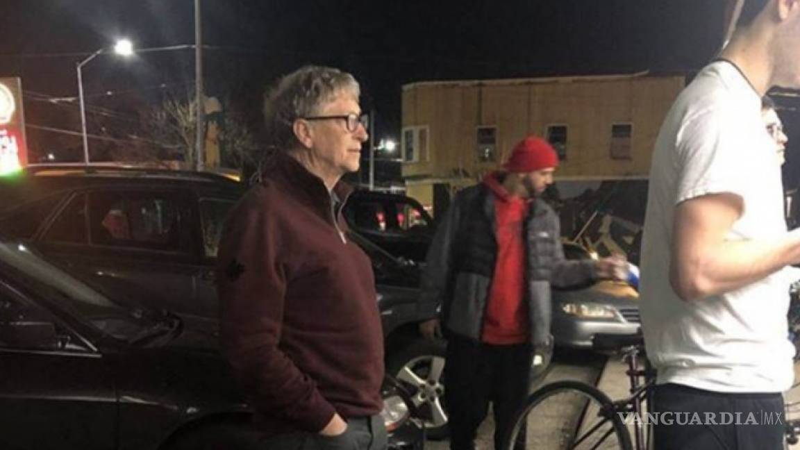 Se viraliza foto de Bill Gates haciendo fila por una hamburguesa