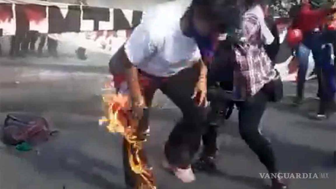 $!Dos mujeres encapuchadas casi se queman por lanzar bombas molotov en la marcha 8M