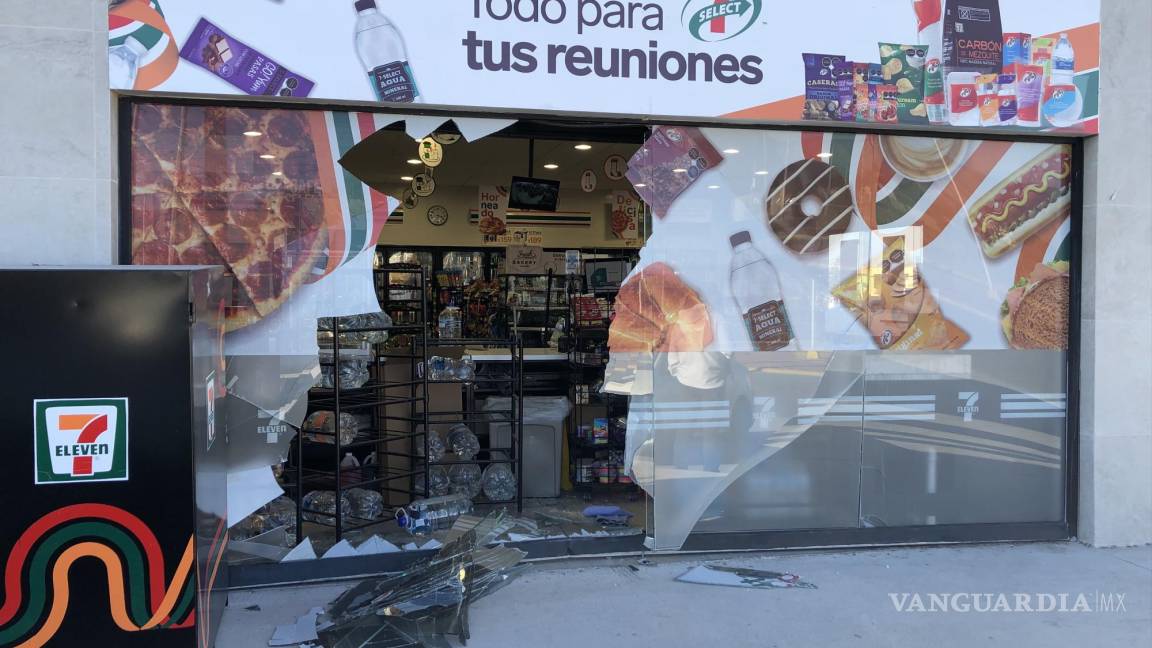 Conductora confunde pedal y se mete con su coche a tienda de conveniencia, en Ramos Arizpe
