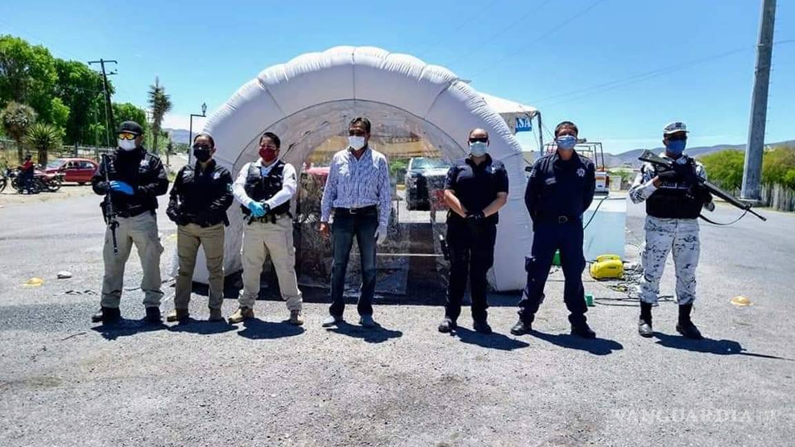 $!Instalan en Parras túneles sanitizantes para prevención de COVID-19