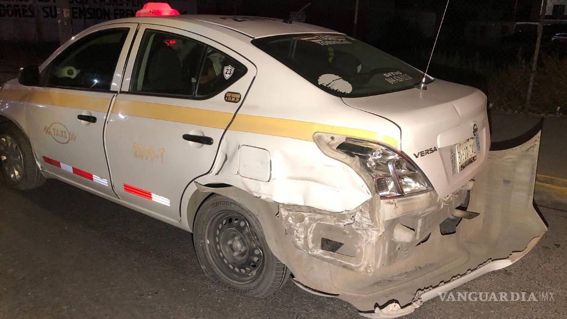 $!El taxi terminó con la defensa trasera destrozada.