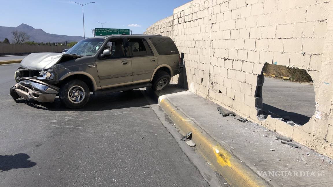 ‘Tropieza’ camioneta y choca contra muro al sur de Saltillo