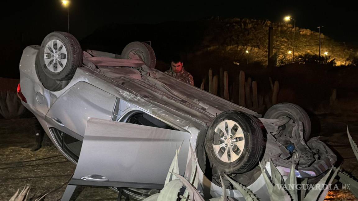 $!El vehículo fue remolcado mediante una grúa.