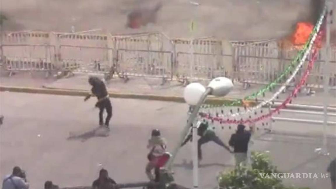 Normalistas lanzan bombas molotov a Palacio de Gobierno en Guerrero
