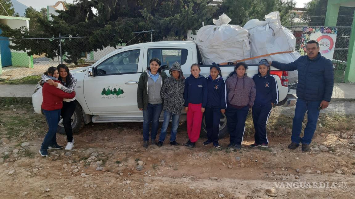 Retiran de la sierra 2.5 toneladas de PET, colaboran vecinos de comunidades de Arteaga