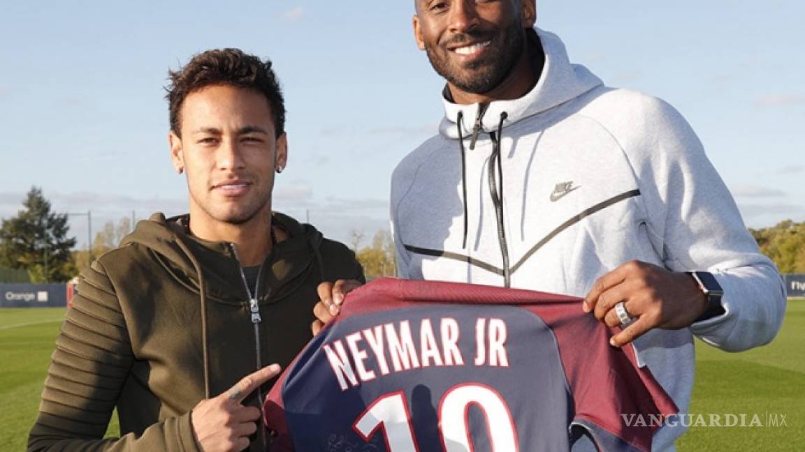 Kobe Bryant visita a Neymar durante entrenamiento del PSG