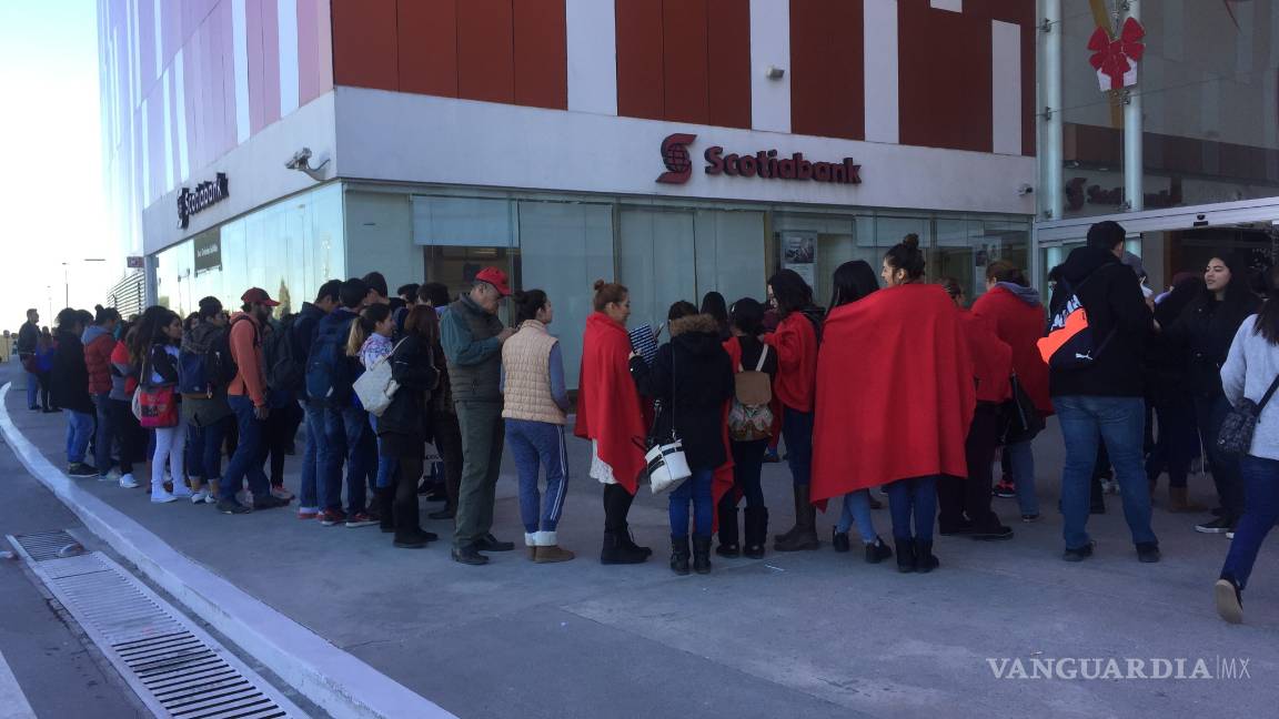 $!Madrugan para entrar a la primera tienda H&amp;M en Saltillo