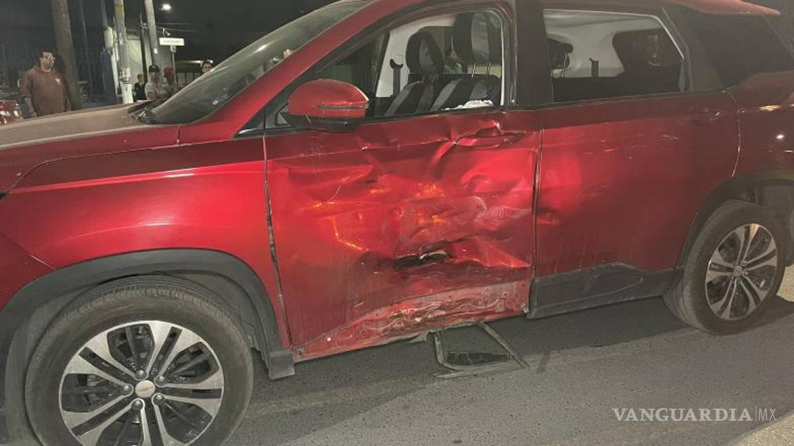 $!La motocicleta pegó al costado izquierdo la camioneta y los ocupantes quedaron tendidos en el pavimento.