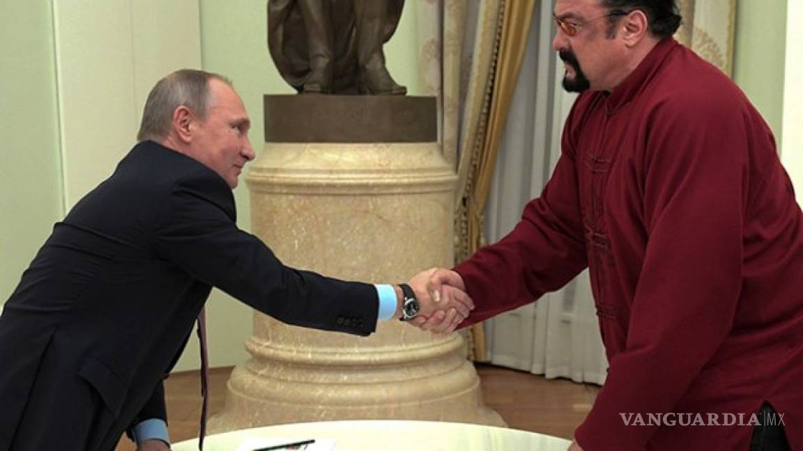 Putin entrega el pasaporte ruso a Steven Seagal