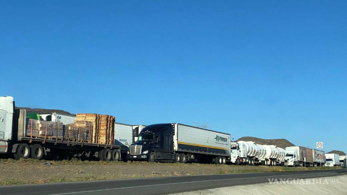 $!Tráfico sigue detenido en carretera Monterrey-Torreón tras accidente e incendio.