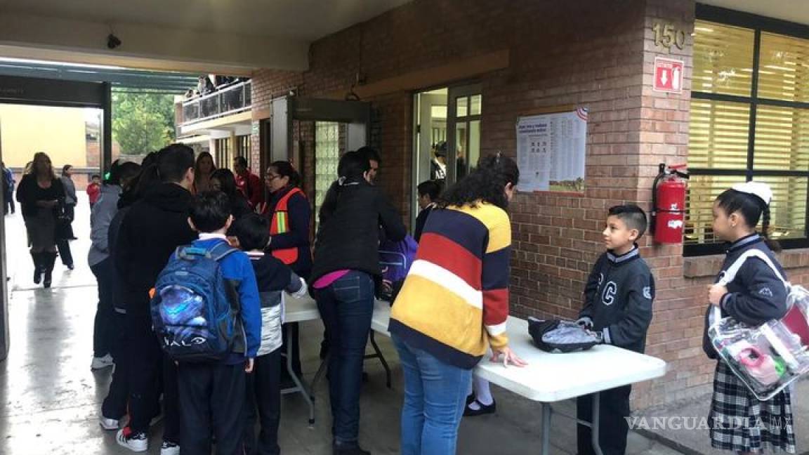 Con detector de metales... alumnos del Colegio Cervantes de Torreón regresan a clases después de la tragedia (fotos)