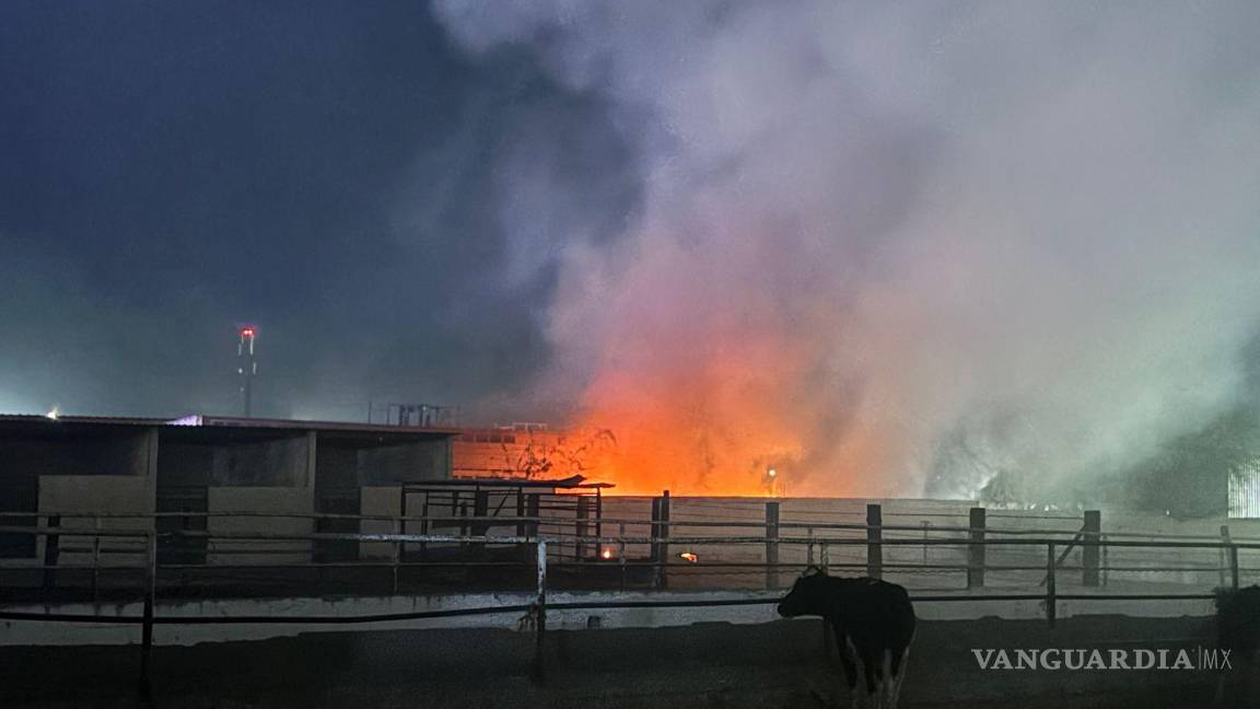 $!Las llamas y el humo negro fueron visibles desde varias cuadras a la redonda, generando preocupación entre los habitantes de la zona.