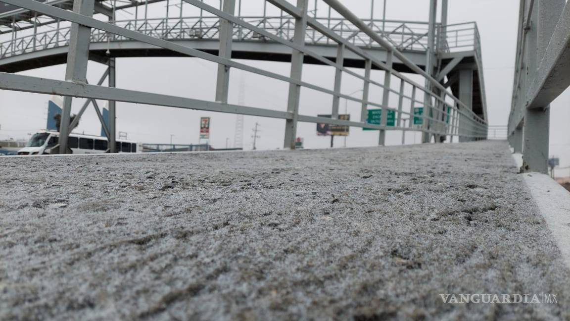 Puentes peatonales congelados; saltillenses toman precauciones para evitar resbalones y accidentes