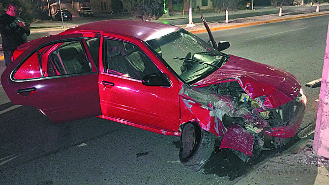 Conductor ebrio destroza su auto en Saltillo