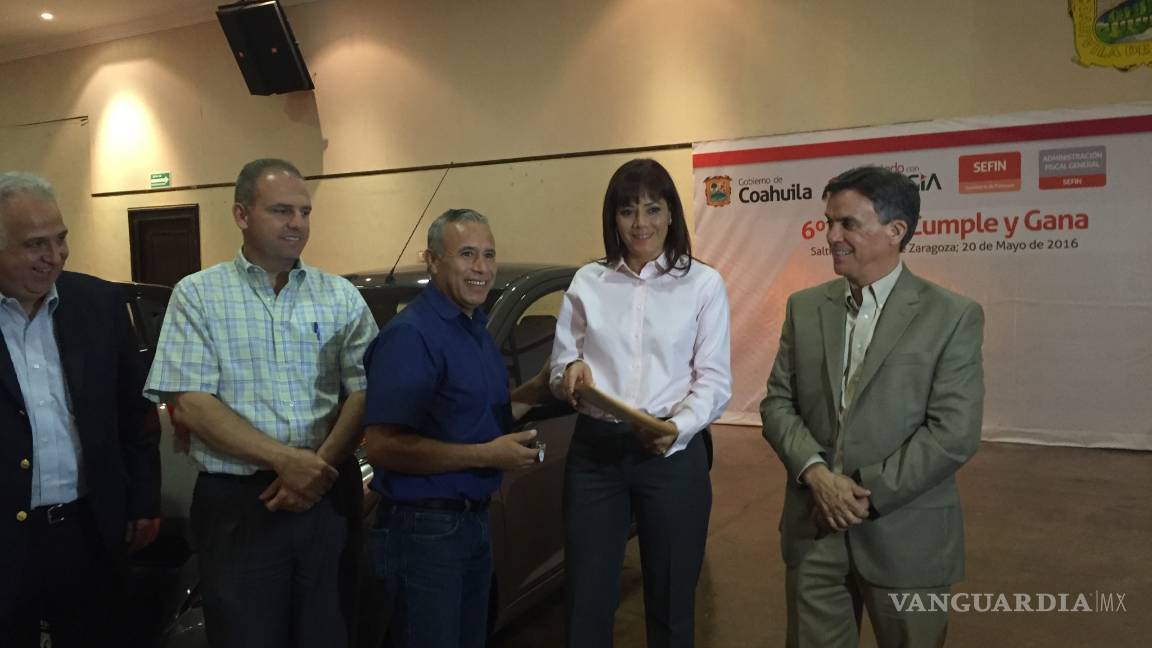 $!Entregan premios por pago puntual de tenencia en Coahuila