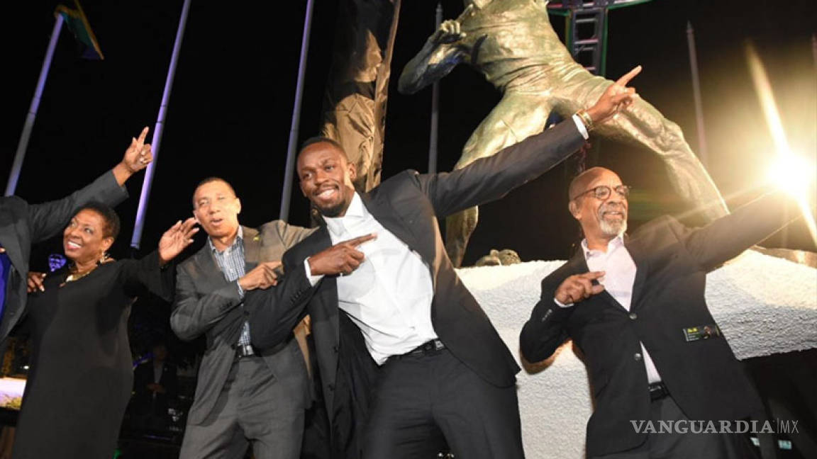 Develan estatua de Usain Bolt en el Estadio Nacional de Jamaica