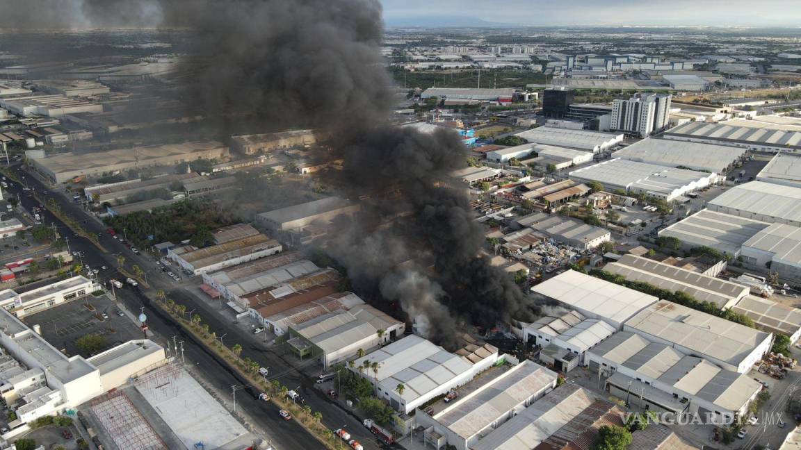 Voraz incendio arrasa con bodegas industriales en Apodaca, Nuevo León; no se reportan heridos hasta el momento