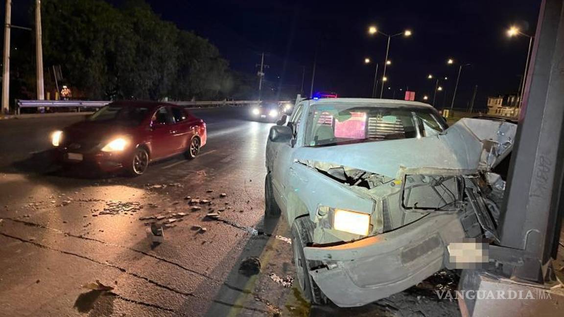 $!El vehículo, cargado con escombro, quedó detenido sobre el camellón tras impactar la estructura del semáforo.