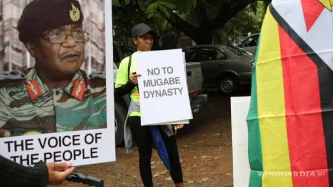 Zimbabuenses exigen renuncia de Mugabe; prosigue diálogo