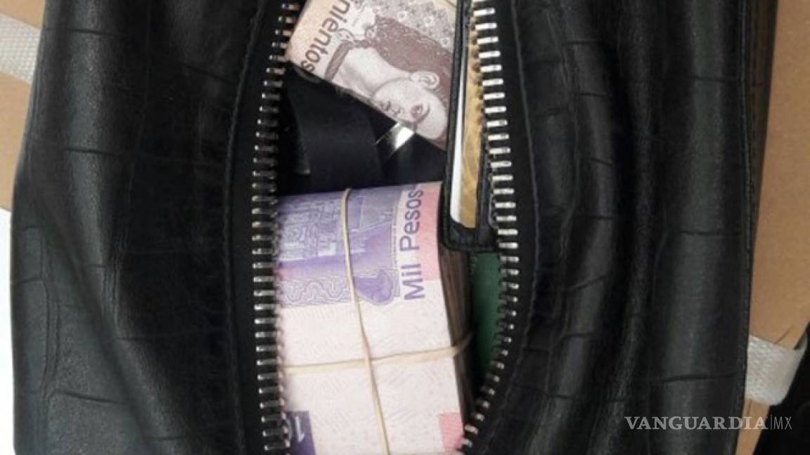 Policía halla maleta llena de billetes y la devuelve a su dueño