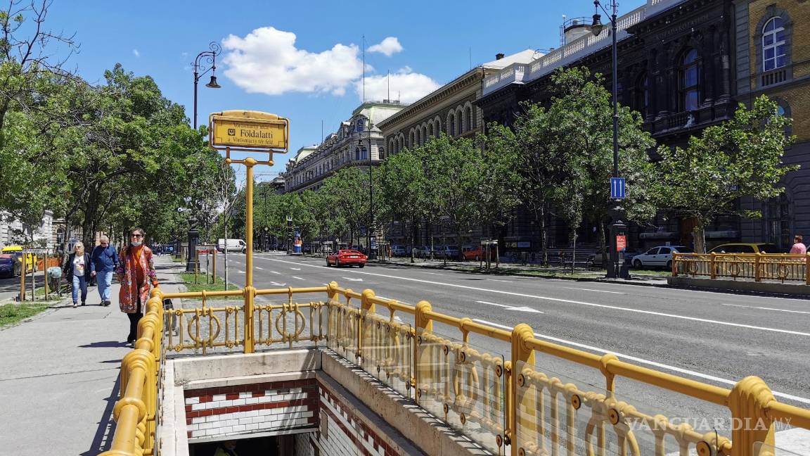 $!Aquel primer tramo, conocido como el pequeño subterráneo, sigue siendo parte integral de la red de metro de Budapest y sus señales de paradas amarillas a lo largo de la vistosa y lujosa avenida Andrássy son aún uno de los iconos de la capital húngara. EFE/Marcelo Nagy