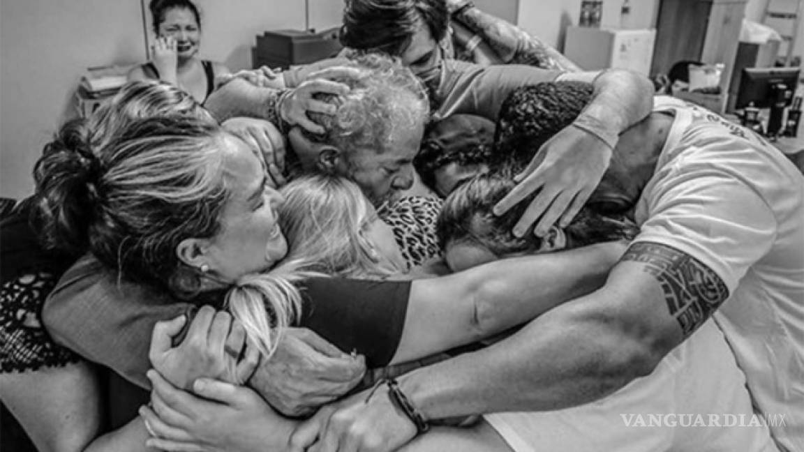 Lula da Silva y el emotivo abrazo de su familia antes de volver a prisión