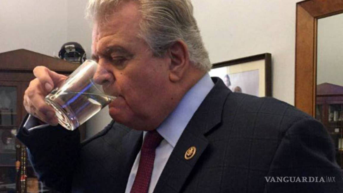 Legislador toma agua del vaso que usó el papa