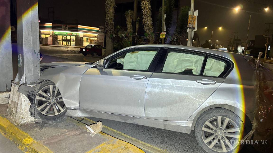 $!Elementos de Tránsito Municipal acudieron al sitio para abanderar la circulación y evitar otro accidente en la zona.