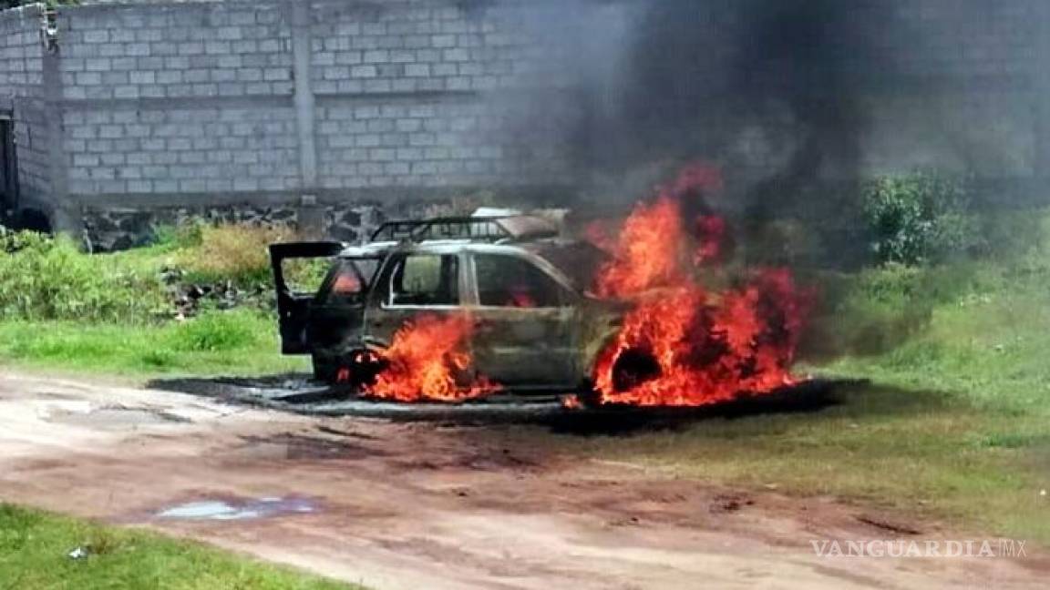 Linchan a tres hombres e incendian vehículo en Hidalgo